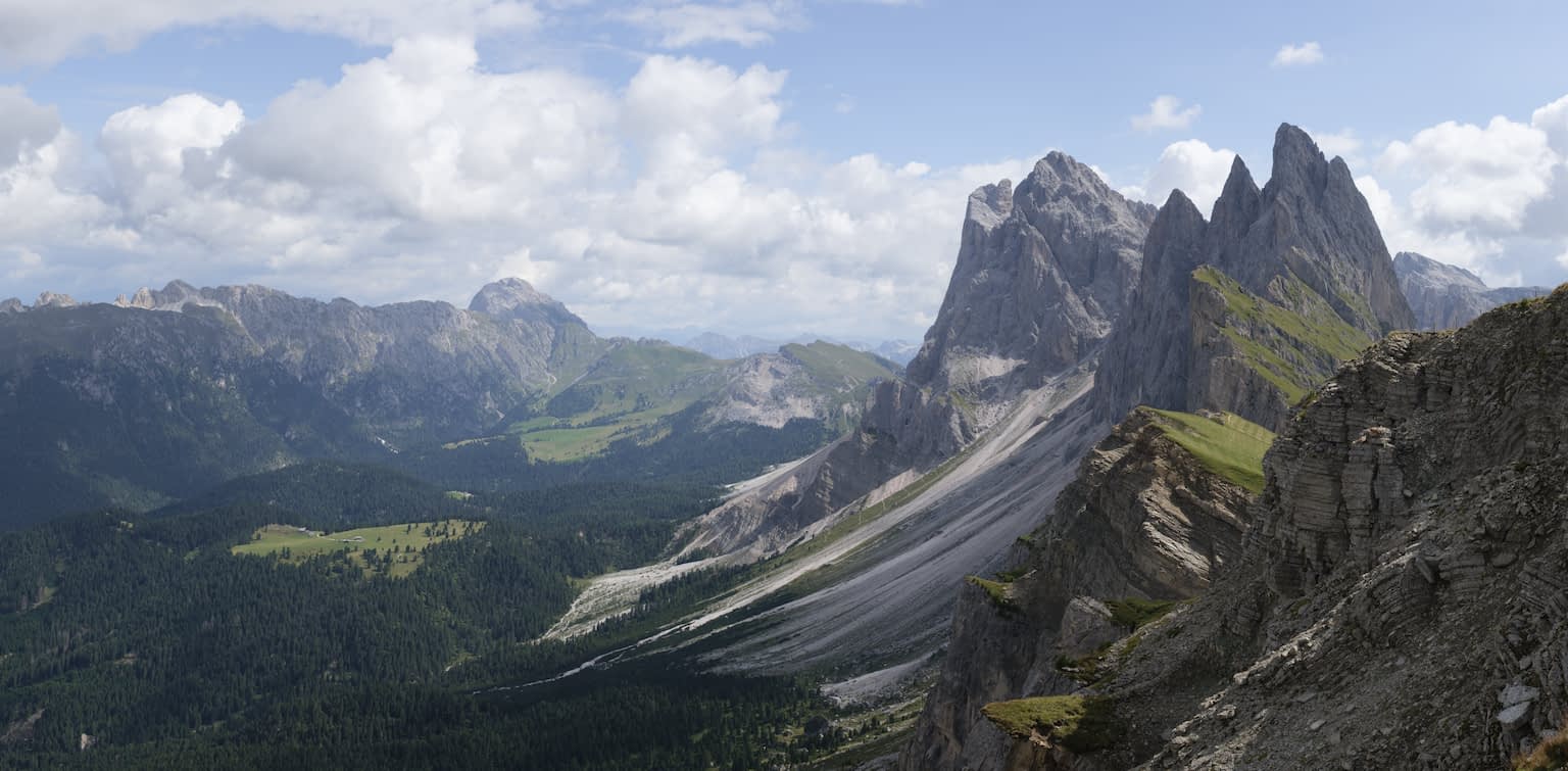 The view from the mountain Secëda with the peeks Sas Rigais and Furchetta to the right and the Villnöß valley to the left.