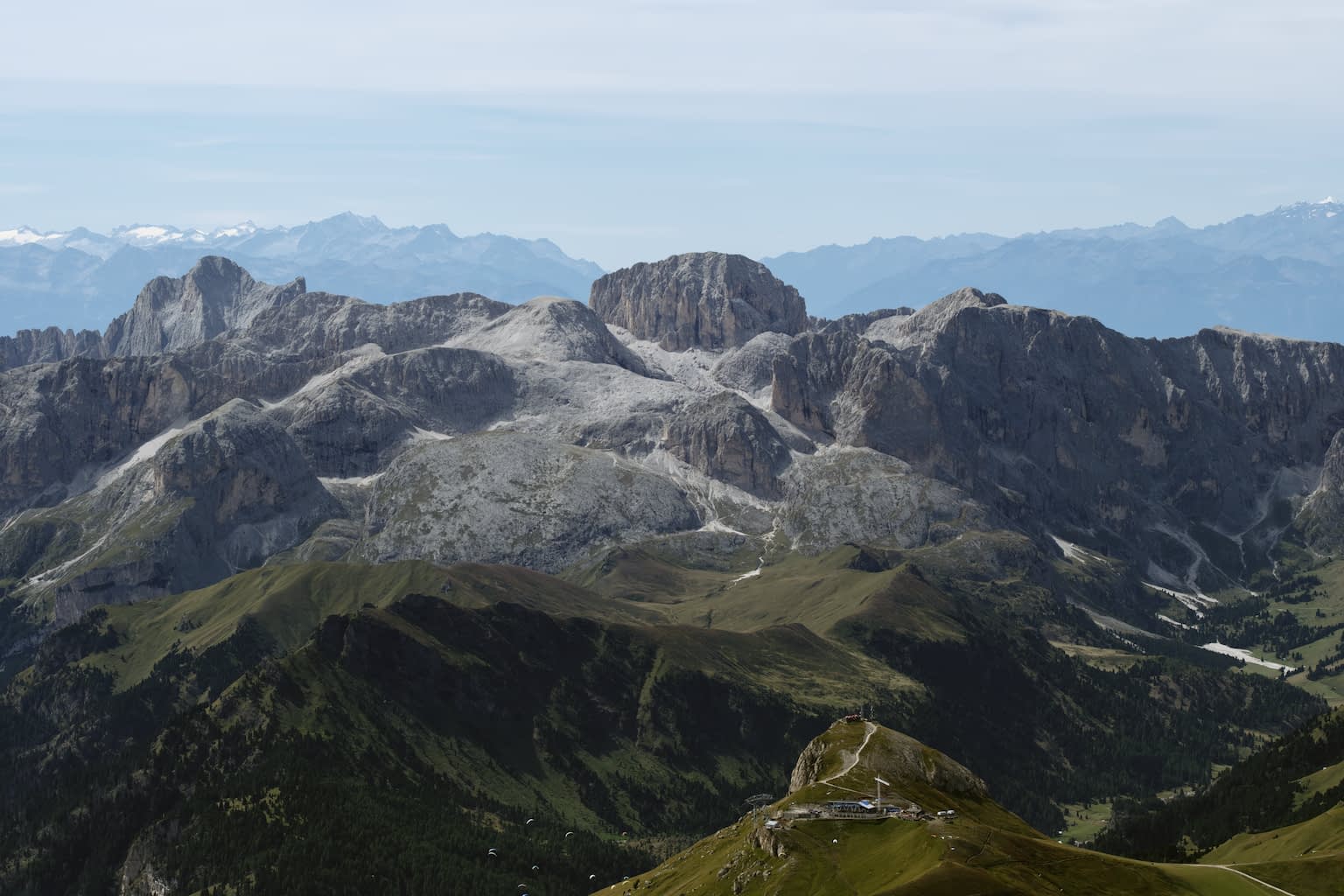 The mountain peek Kesselkogel with the Rosengarten to the left, the Antermoiakogel to the right, and the Col Rodella below.