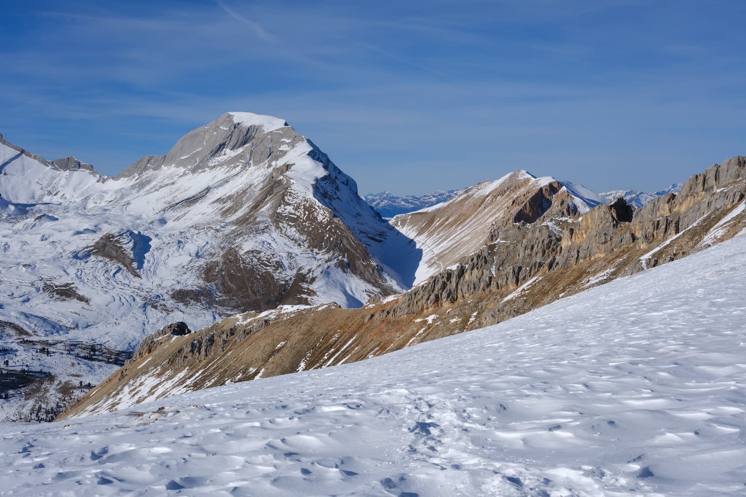 The mountain peek Neuner Spitze (Sas dles Nü) with the Antonispitze (Piz de Sant’Antone) to the right with snow in the foreground.