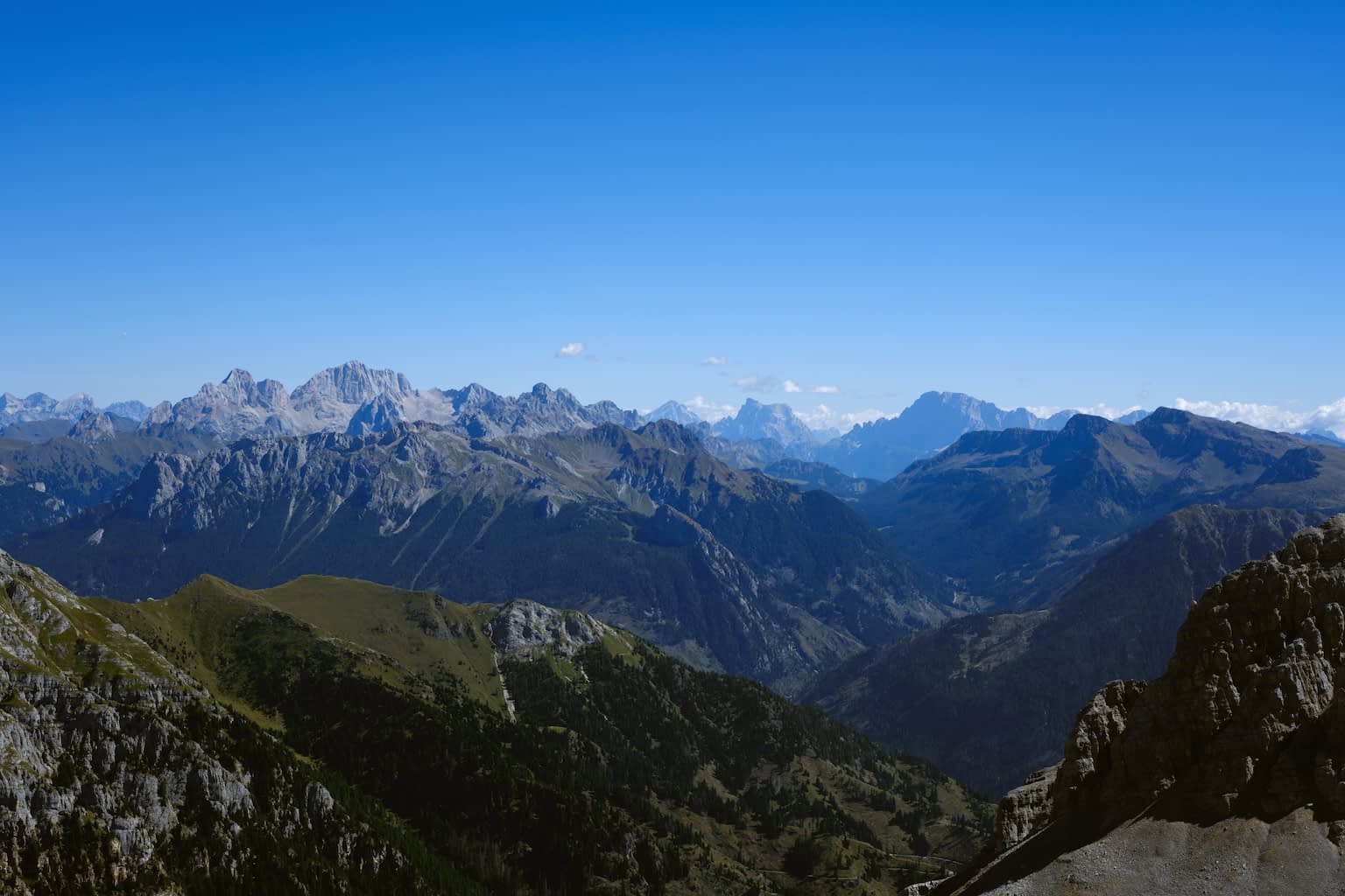 Panorama spanning from the Tofane to Marmolata, Antelao, Monte Pelmo, and Civetta with a clear blue sky